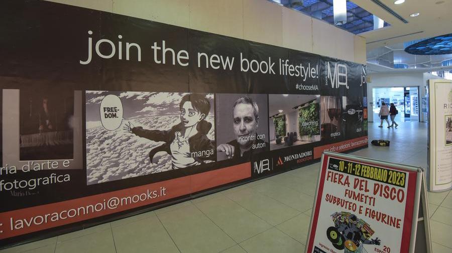 Le vetrine occupate dai pannelli che annunciano l’arrivo di “Ma”, il mega bookstore marchiato Mondadori (foto Agenzia Bf)