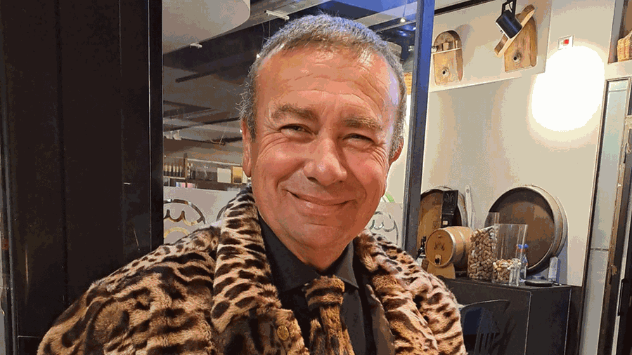 Roberto Pannocchia con giacca e cravatta in leopardo