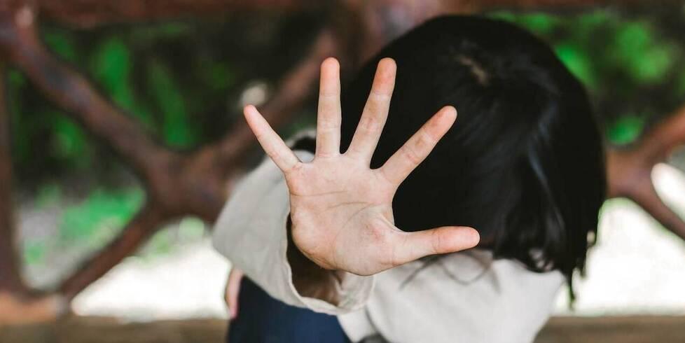 La vittima, che adesso ha 19 anni, è stata trasferita in una struttura protetta