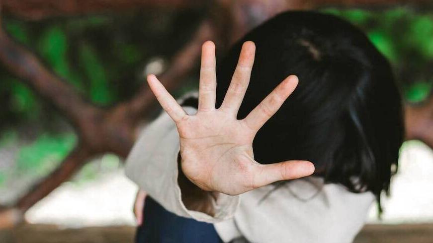 La vittima, che adesso ha 19 anni, è stata trasferita in una struttura protetta