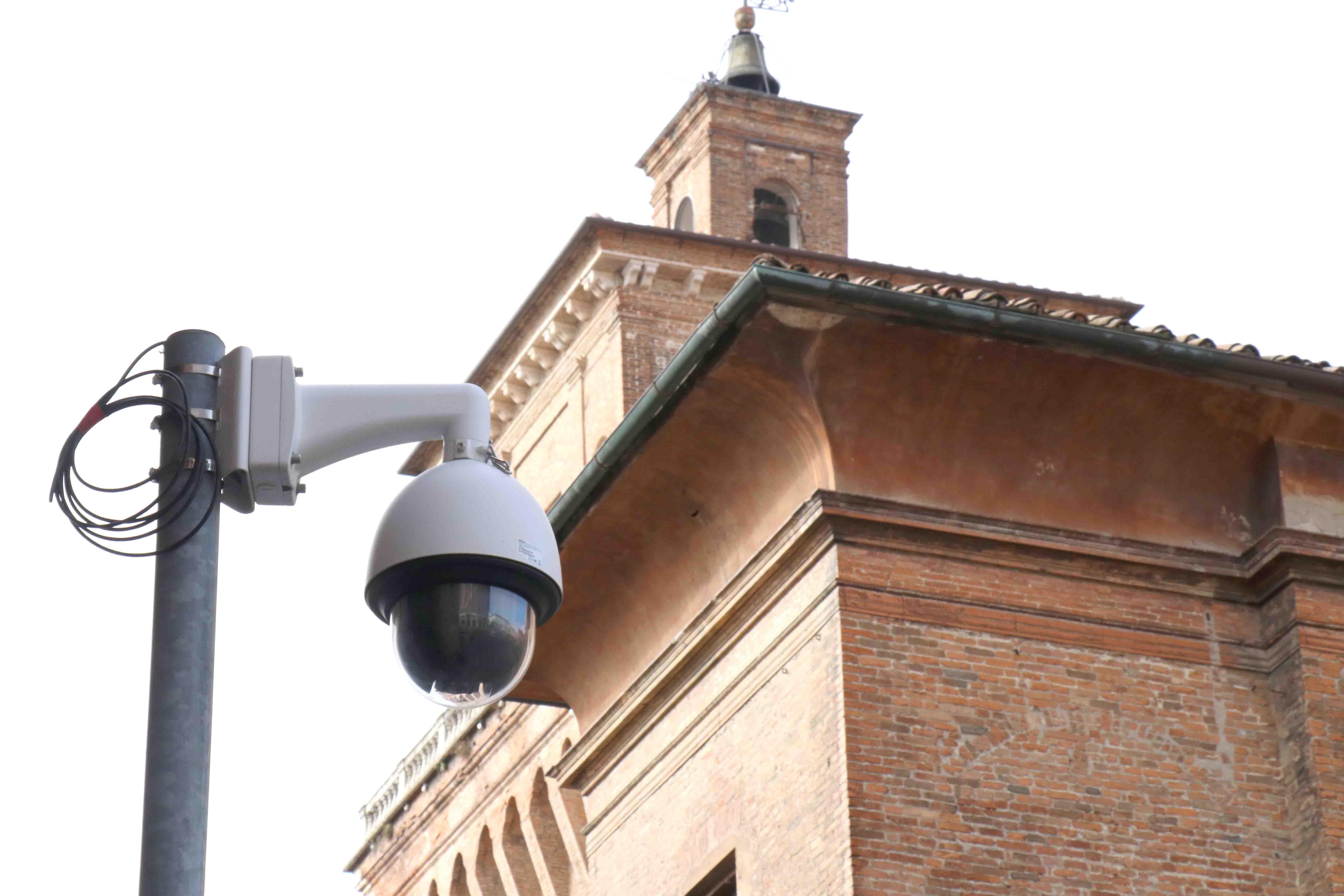 Nella foto d’archivio una telecamera di video sorveglianza e di lettura delle targhe delle auto