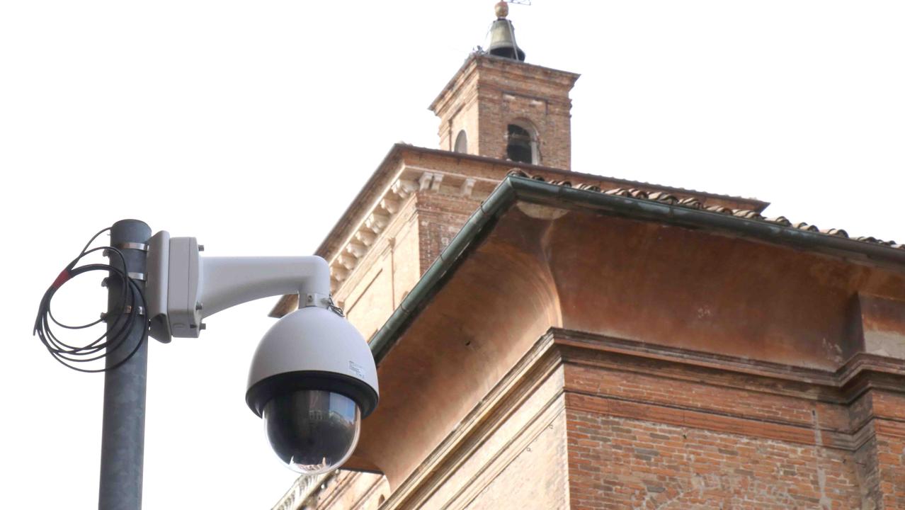 Nella foto d’archivio una telecamera di video sorveglianza e di lettura delle targhe delle auto