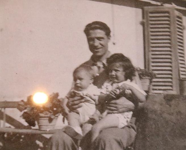 Nella foto Carlo Castellani con i due figli Franco, che vive ancora a Fibbiana di Montelupo, e Carla, scomparsa ieri