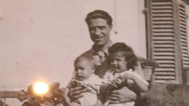 Nella foto Carlo Castellani con i due figli Franco, che vive ancora a Fibbiana di Montelupo, e Carla, scomparsa ieri