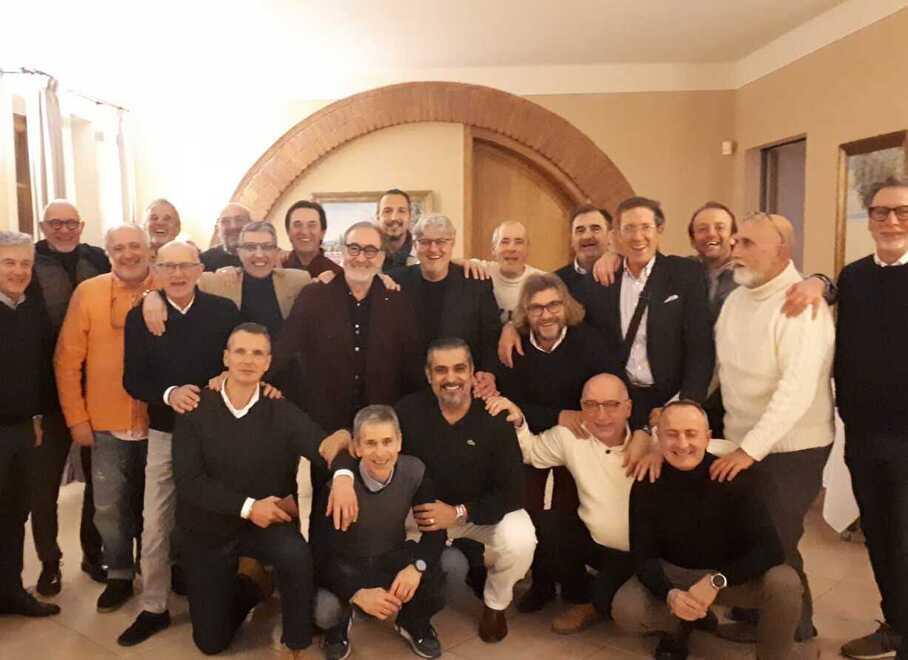 La foto del ritrovo al ristorante Forassiepi con al centro lo chef Antonio Pirozzi
