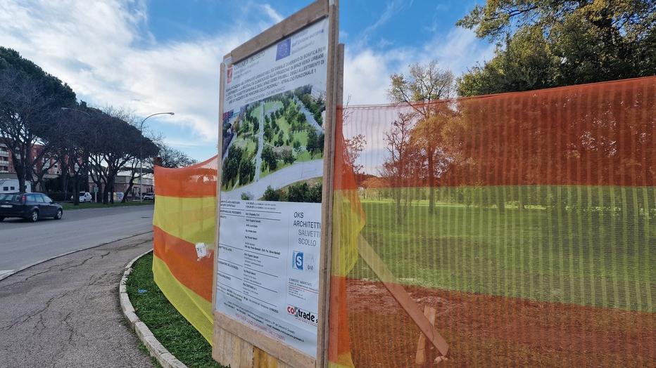 L’area di cantiere per realizzare un parco nell’ex Diversivo (foto Bf)