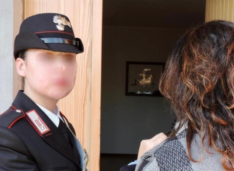 
	Una carabiniera e di spalle la donna che ha chiesto aiuto

