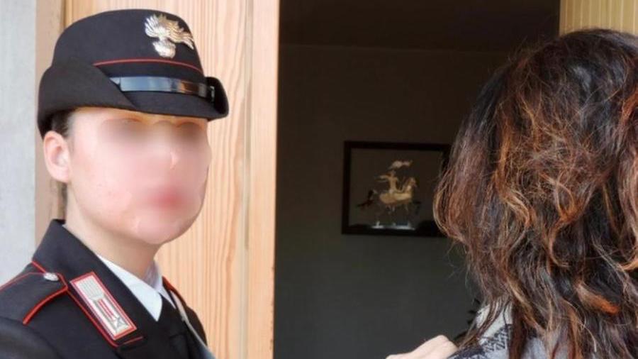 Una carabiniera e di spalle la donna che ha chiesto aiuto