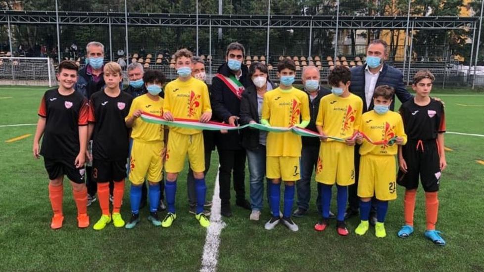 Un momento dell’inaugurazione del nuovo manto erboso sintetico del campo dell’Audace Legnaia