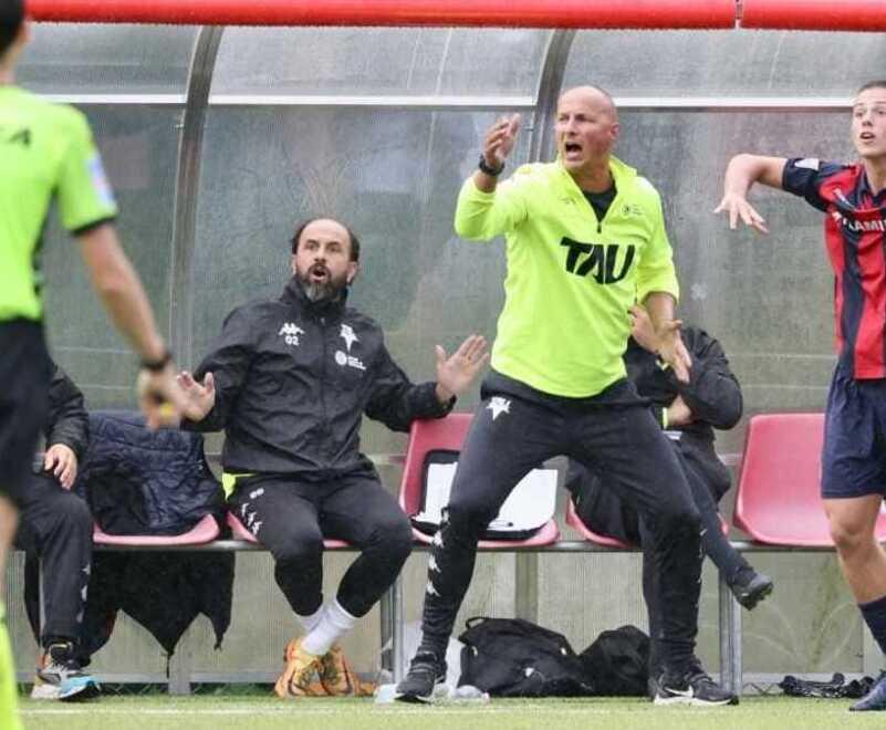 Pietro Cristiani, tecnico del Tau Calcio, si affida al bomber Diop, vera spina nel fianco delle difese avversarie per cercare di conquistare punti pesanti a casa del Flaminia Civitacastellana in corsa per la conquista dei playoff