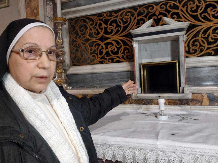 
	Suor Anna davanti al tabernacolo dove era contenuta la pisside d'argento

