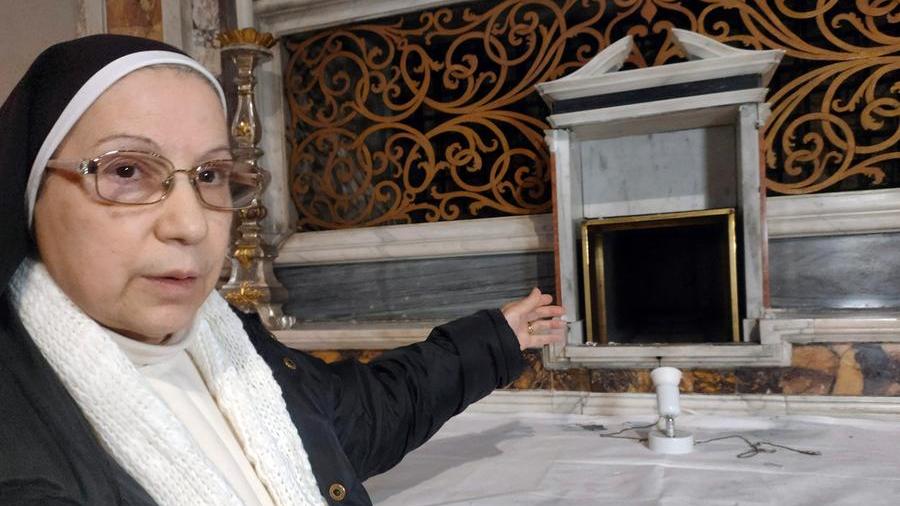 Suor Anna davanti al tabernacolo dove era contenuta la pisside d'argento