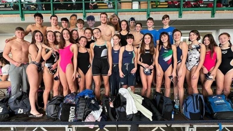 La squadra Categoria dell’Asd Nuoto Valdinievole che ha fatto incetta di medaglie al “Città di Massarosa”