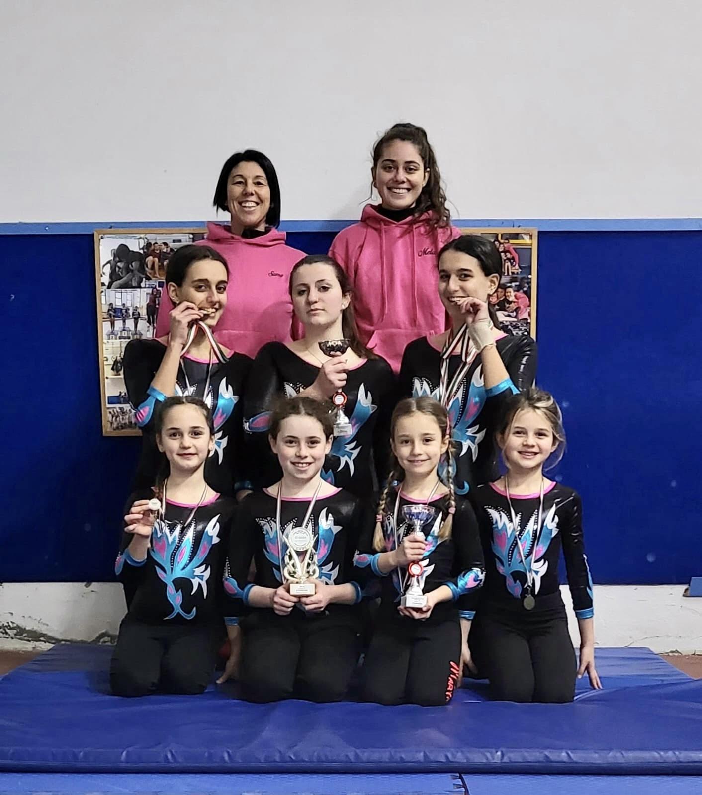 Le giovanissime atlete della Fenix insieme alle loro insegnanti