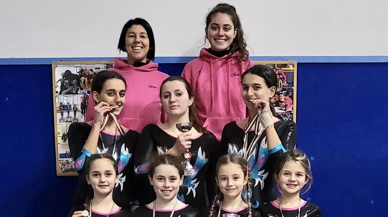 Le giovanissime atlete della Fenix insieme alle loro insegnanti