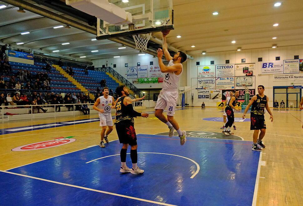 Lorenzo Pistillo (prima squadra Basket Cecina maglia bianca) in azione