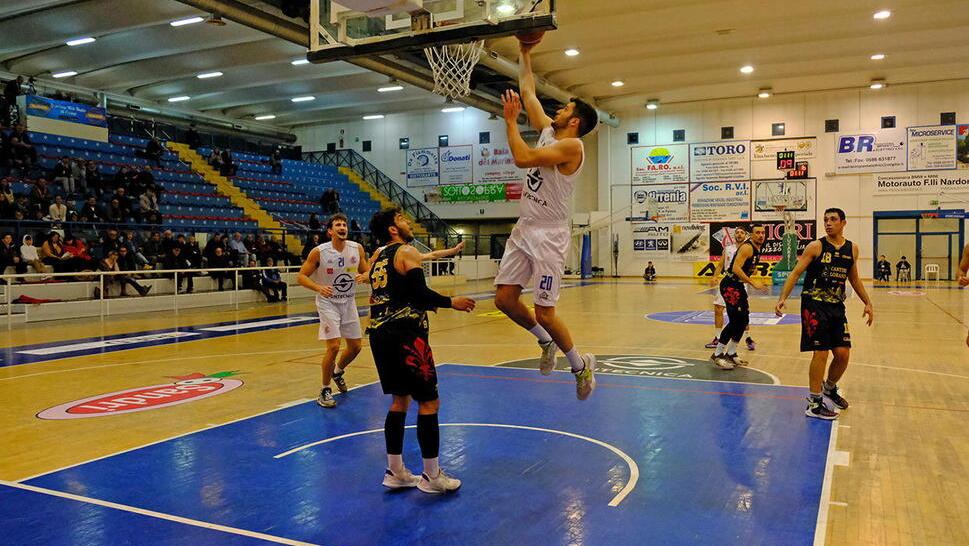 Lorenzo Pistillo (prima squadra Basket Cecina maglia bianca) in azione