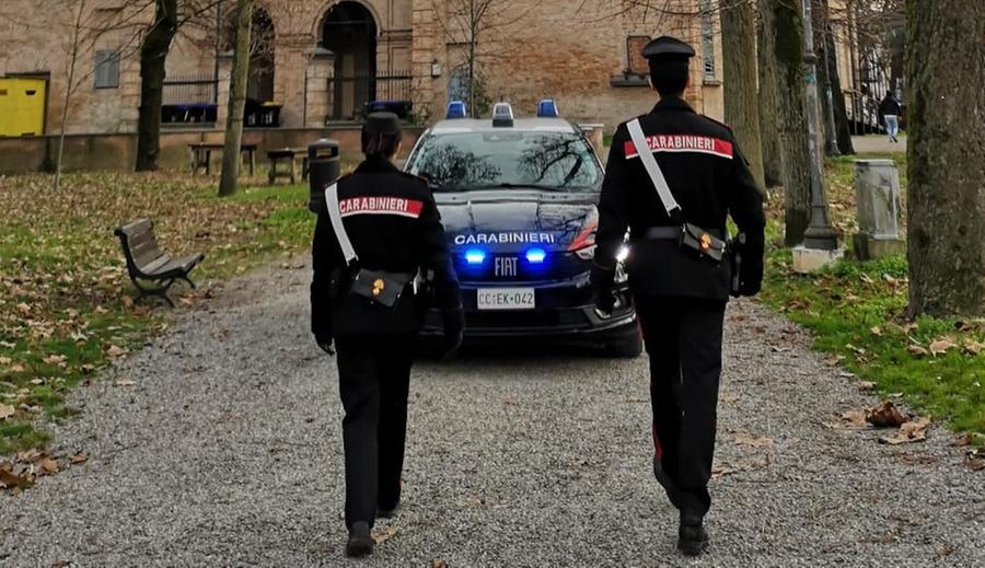 Campegine: si fermano a fare benzina e vengono rapinati dell’auto