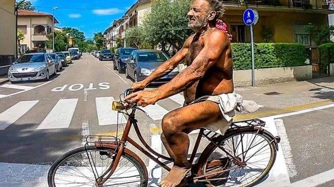 Pistoia, malore fatale in bici: è morto Vannino. I ricordi: «Ha saputo vivere fuori dalle mode»