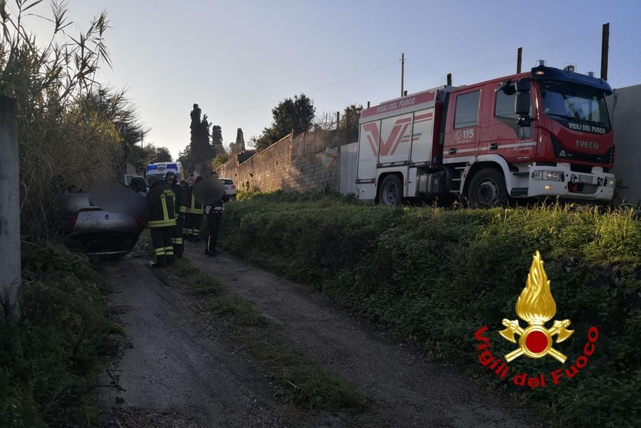 Sassari, perde il controllo dell’auto e finisce in una scarpata: illesa