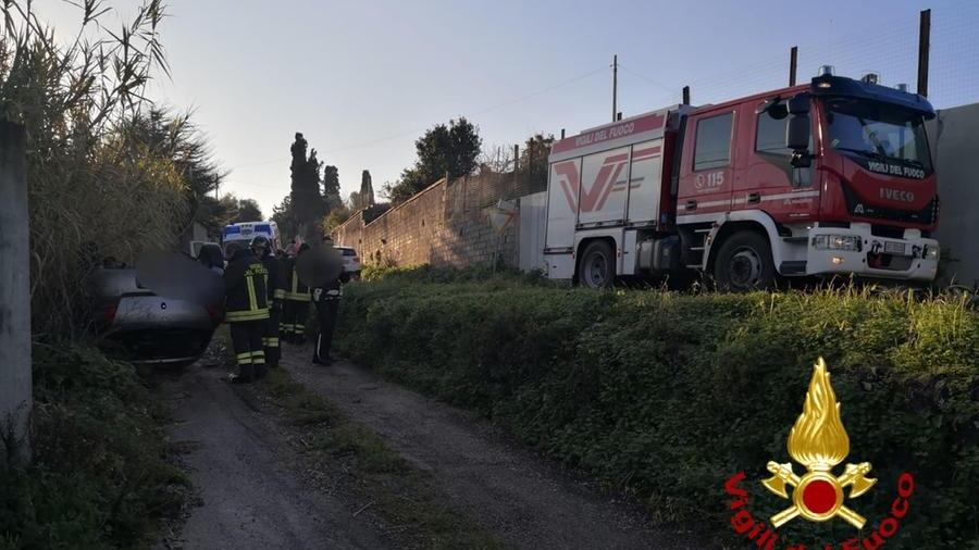 Sassari, perde il controllo dell’auto e finisce in una scarpata: illesa