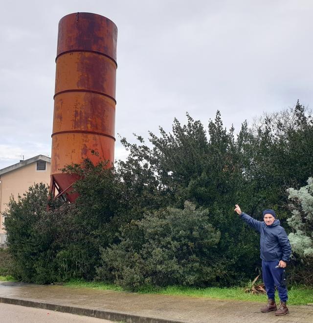 Sassari, a Baddimanna un silo che fa paura: «È pericolante, ora va buttato giù» 
