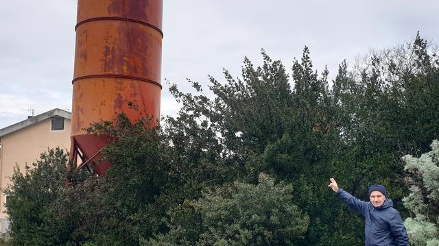 Sassari, a Baddimanna un silo che fa paura: «È pericolante, ora va buttato giù» 
