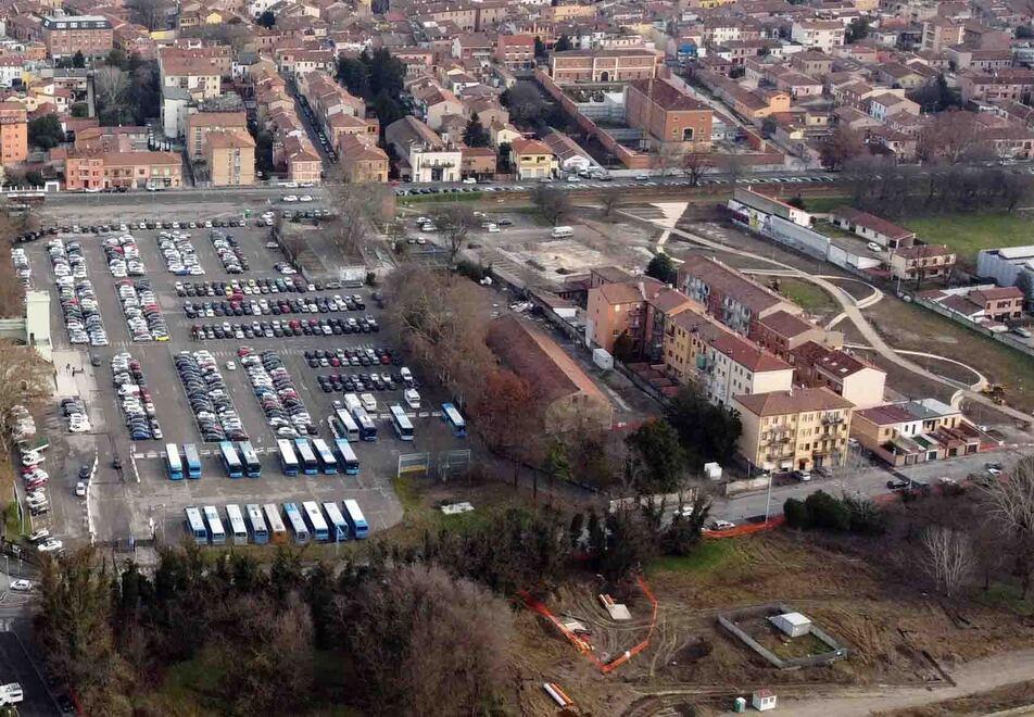 Ferrara, “saltano” cento posti auto in centro: niente abbonamenti ai pendolari