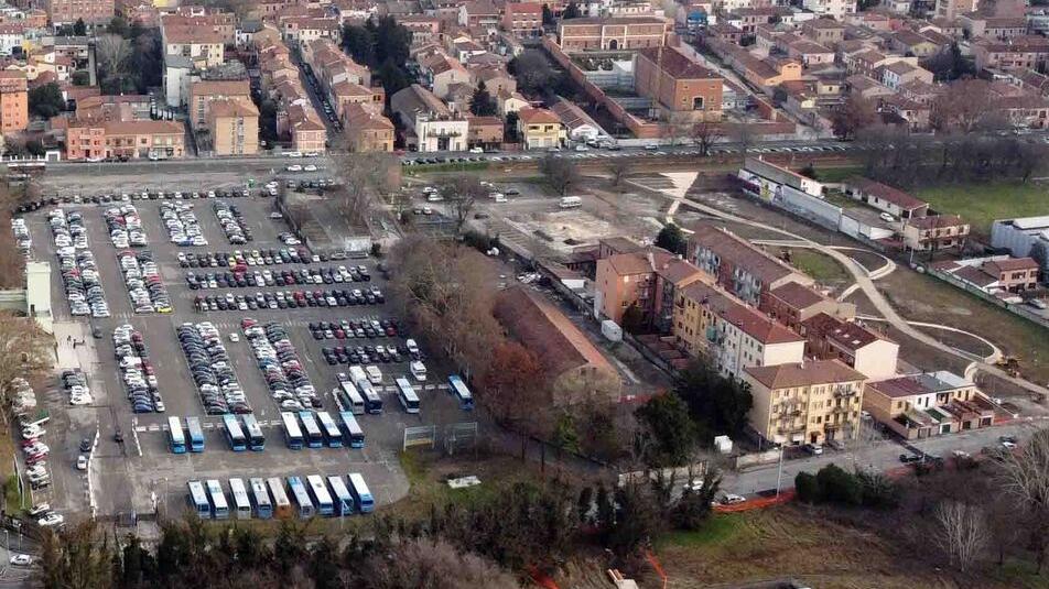 Ferrara, “saltano” cento posti auto in centro: niente abbonamenti ai pendolari
