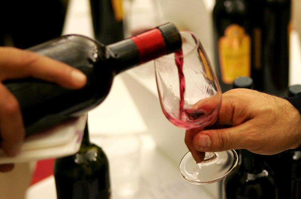 Ferrara, vino ed etichette per la salute: «Il rischio cancerogeno è elevato»