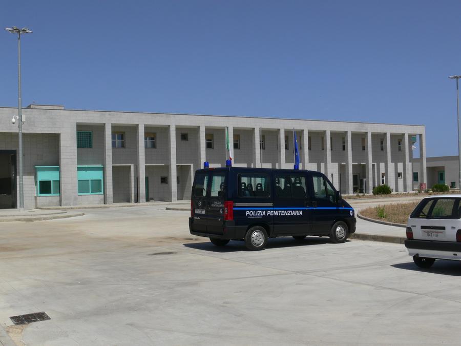 Tempio, agente penitenziario aggredito da un detenuto: trasportato in ospedale