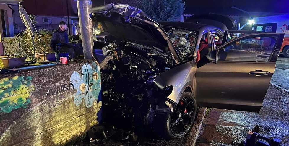 Modena, schianto contro il muro: tre ventenni in ospedale