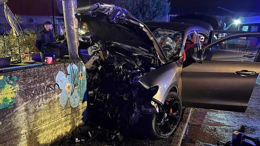 Modena, schianto contro il muro: tre ventenni in ospedale