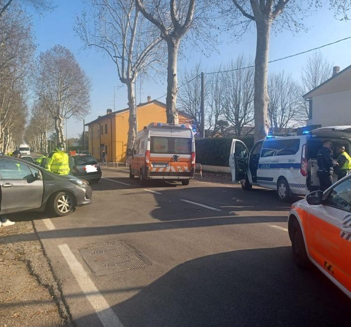 Mirandola Scontro tra due auto, tre feriti 