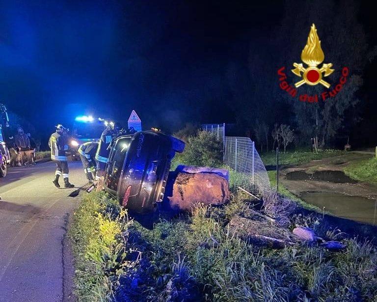 Altro incidente alla rotonda sulla 388: auto fuori strada distrutta, 31enne di Mogorella in ospedale