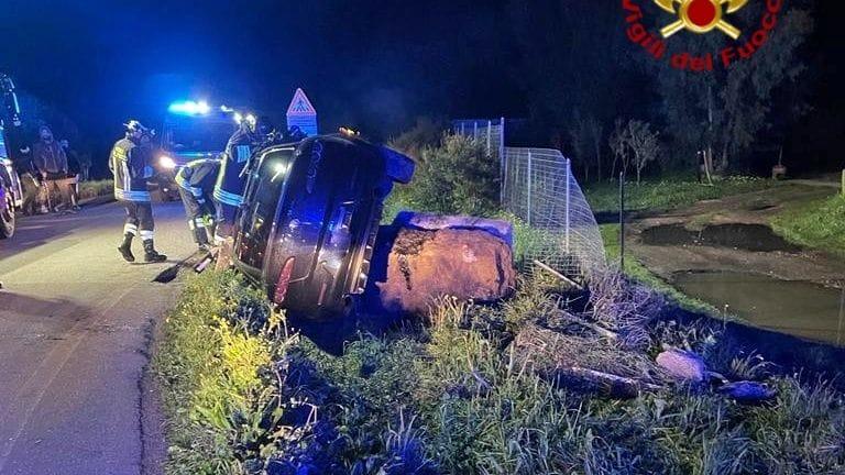 Altro incidente alla rotonda sulla 388: auto fuori strada distrutta, 31enne di Mogorella in ospedale