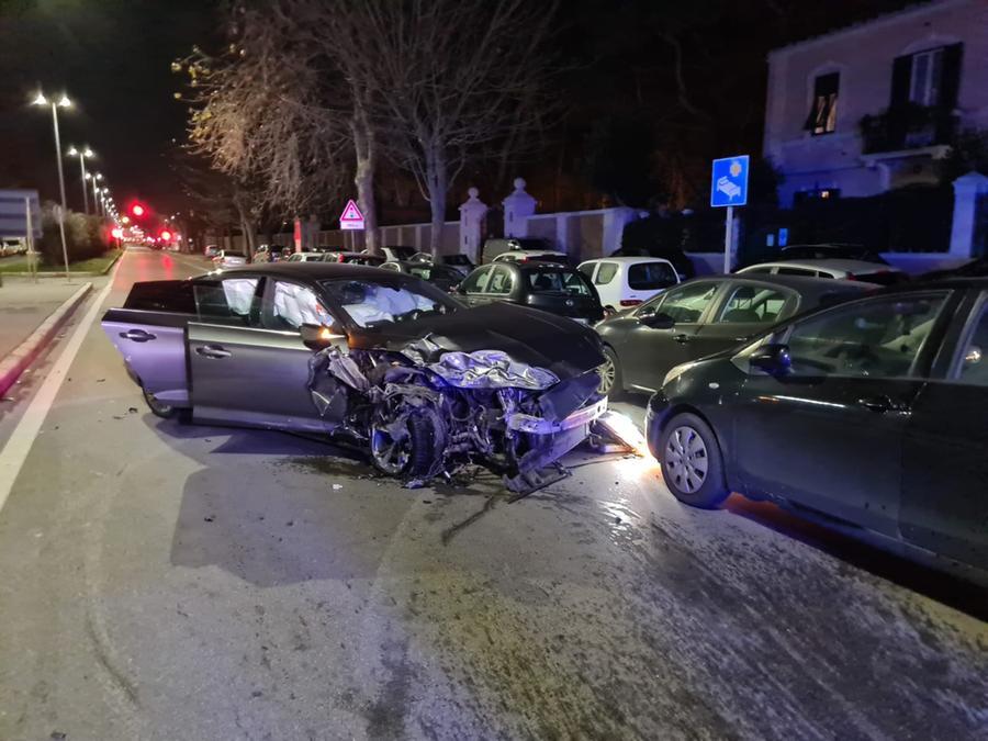 L'auto distrutta e abbandonata dopo l'incidente