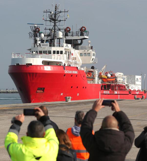 La Ocean Viking in un approdo al porto di Ravenna (foto d’archivio)