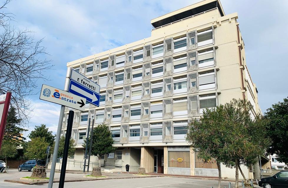 In foto il palazzo di piazza Ferretti che ospita gli uffici dell’Agenzia delle Entrate