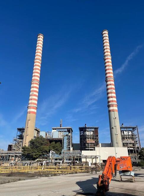 Una veduta delle due ciminiere dell’ex centrale Enel di Tor del Sale