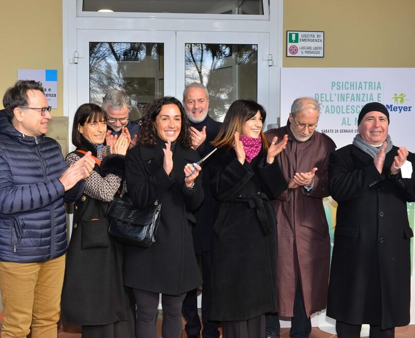 Medici e dirigenti al taglio del nastro con la campionessa Martina Trevisan (al centro)