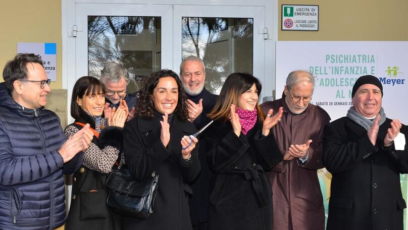 Medici e dirigenti al taglio del nastro con la campionessa Martina Trevisan (al centro)