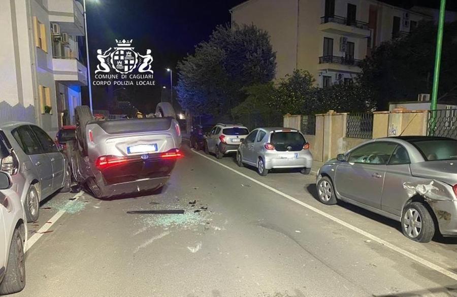 Auto si schianta su una vettura in sosta, si ribalta e sbatte su un’altra ancora: 38enne in ospedale a Cagliari
