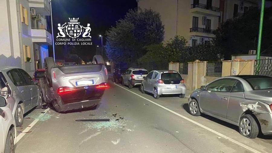 Auto si schianta su una vettura in sosta, si ribalta e sbatte su un’altra ancora: 38enne in ospedale a Cagliari