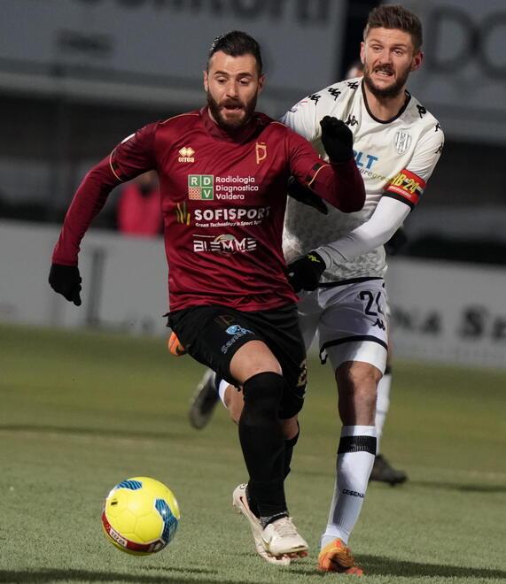 L'attaccante Nicastro mentre cerca un varco (foto Silvi)