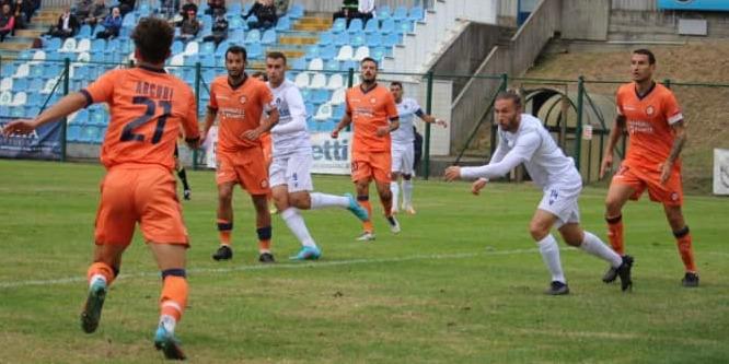 Un’azione della  gara d’andata tra Giana e Pistoiese
