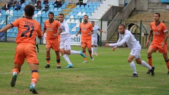 Un’azione della gara d’andata tra Giana e Pistoiese