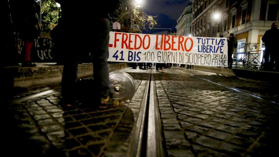 Caso Cospito: chi è l'anarchico in sciopero della fame contro il 41 bis nel carcere di Sassari