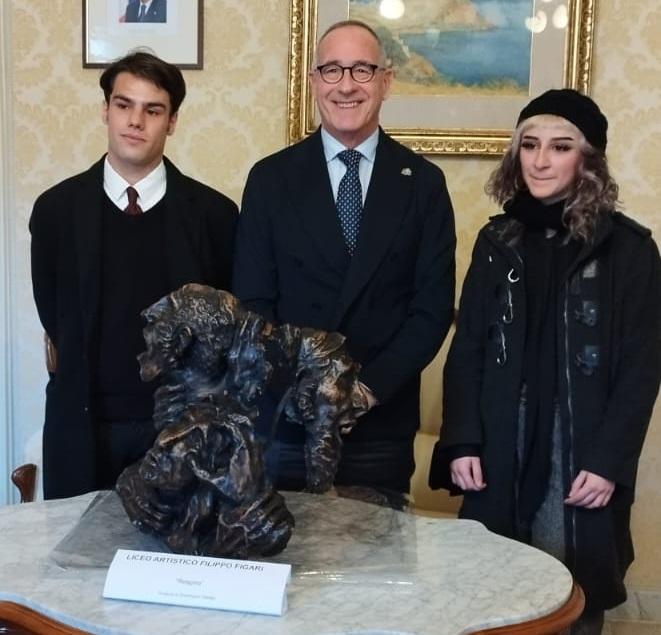 Giornata della memoria, una scultura del liceo Figari in dono al sindaco di Sassari