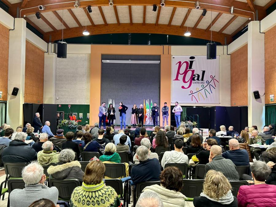 Pienone a Reggio Emilia per Elly Schlein: “Saremo la sorpresa di queste primarie”